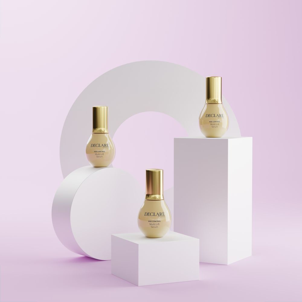 Tre flaconi di siero su piedistalli. Sfondo: cerchio e cubi. DECLARÉ, AGE CONTROL, Multi Lift Serum.