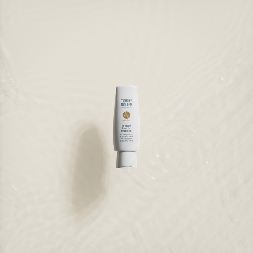 Flacone bianco in acqua. Marchio: Marlies Möller. Testo: bb beauty balm for miracle hair. Protezione calore e anti-crespo.