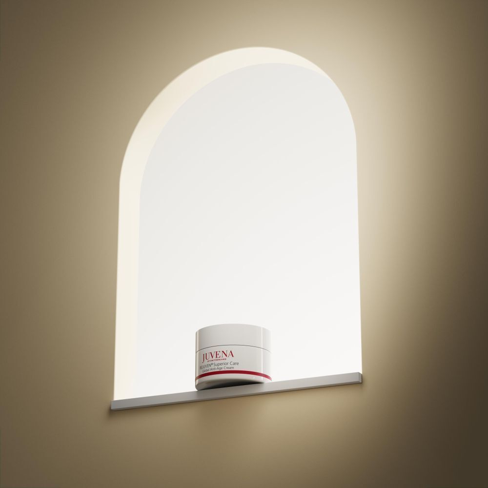 Vasetto di crema in una nicchia. Scritta: JUVENA, REJUVEN® Superior Care. Coperchio bianco, striscia rossa. Sfondo beige.