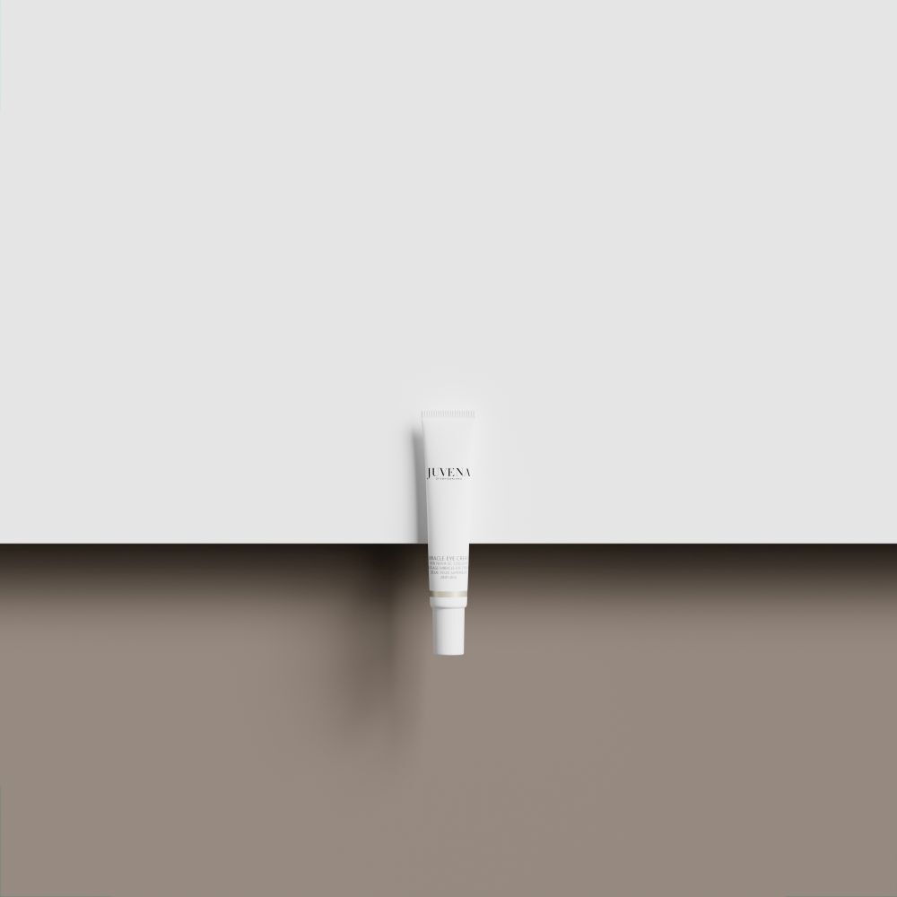Tubo bianco su sfondo chiaro. Scritta: JUVENA. Nome del prodotto illeggibile.