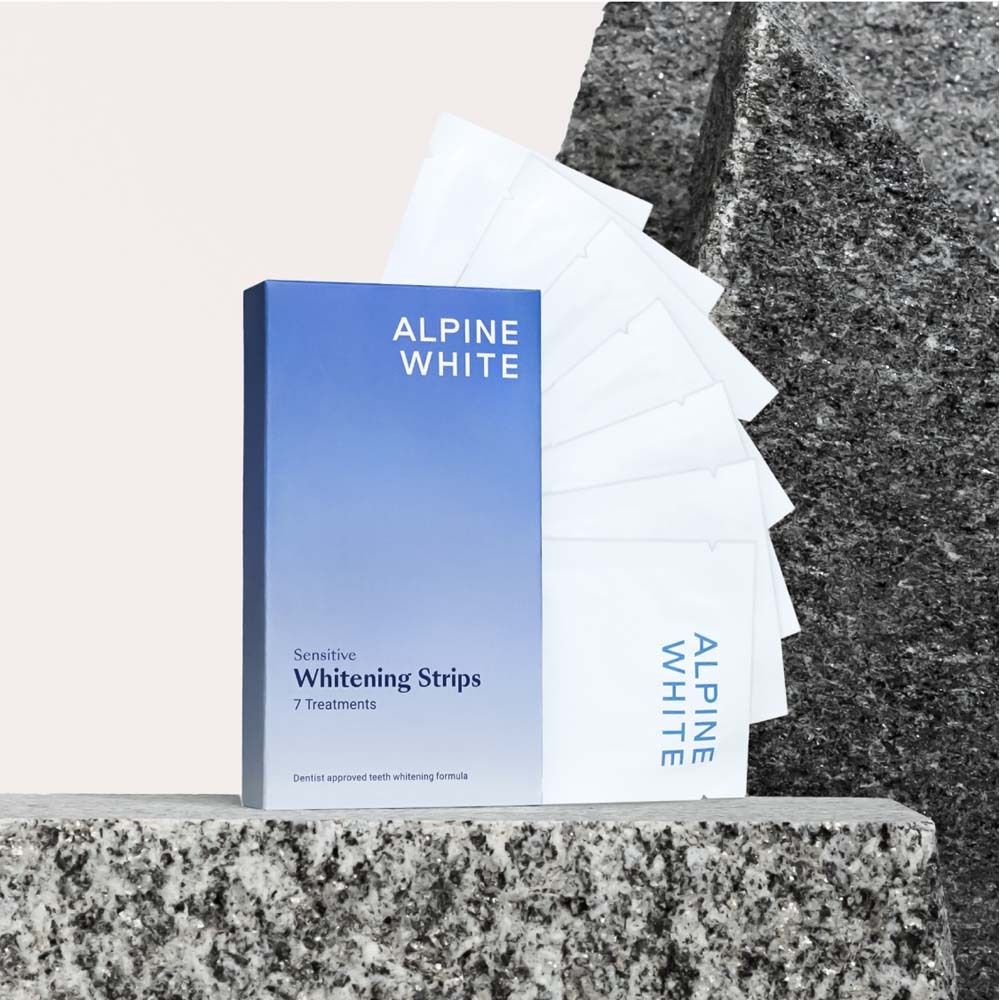 Scatola ALPINE WHITE, strisce sbiancanti Sensitive. 7 trattamenti. Posizionata su pietra.
