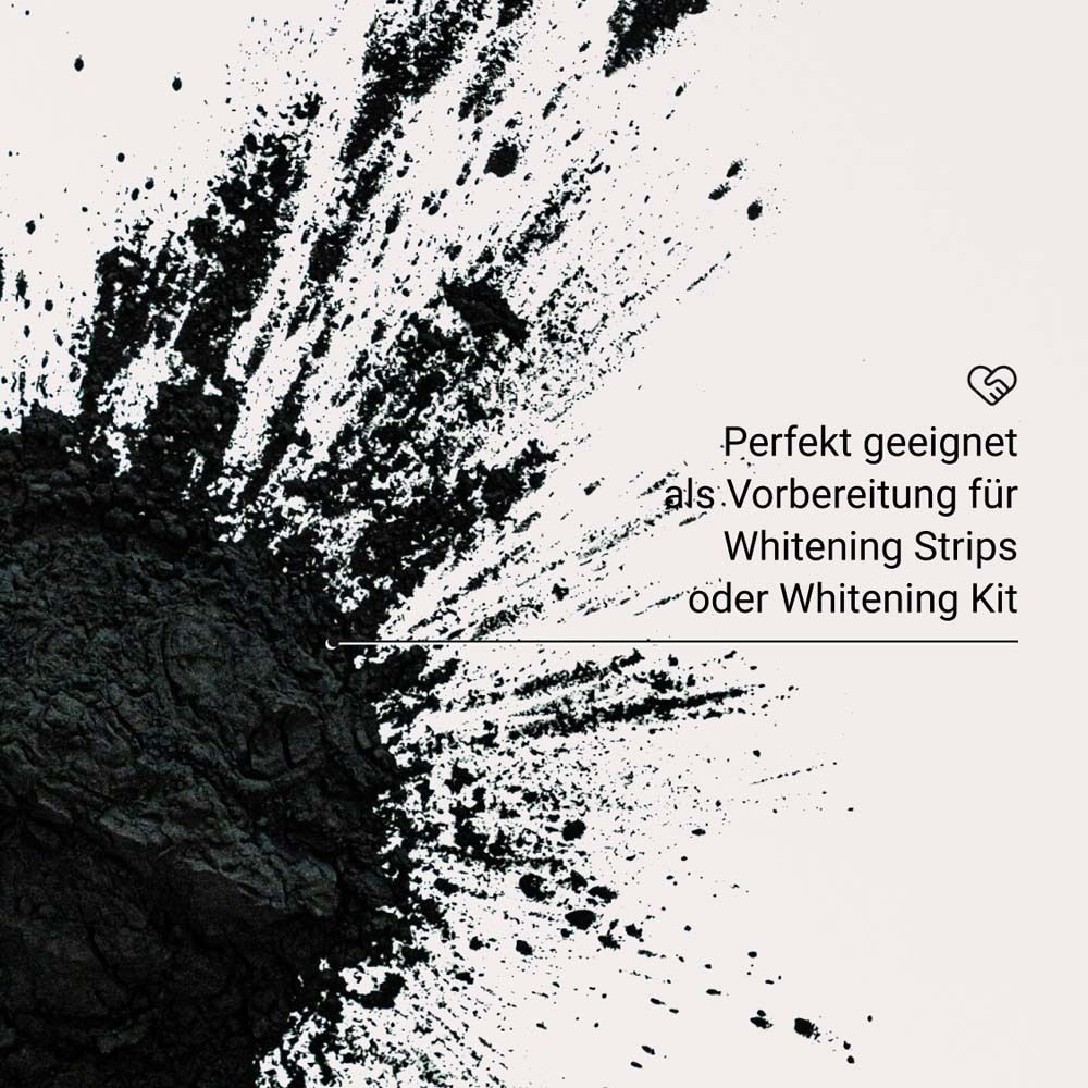 Polvere nera su sfondo bianco. Testo: Perfettamente adatto come preparazione per strisce sbiancanti o kit di sbiancamento.