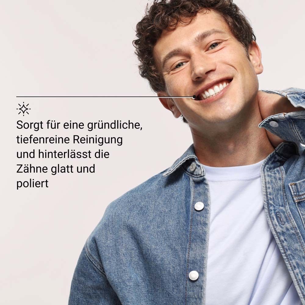 Uomo sorridente. Testo: Assicura una pulizia accurata e profonda, lascia i denti lisci e levigati.