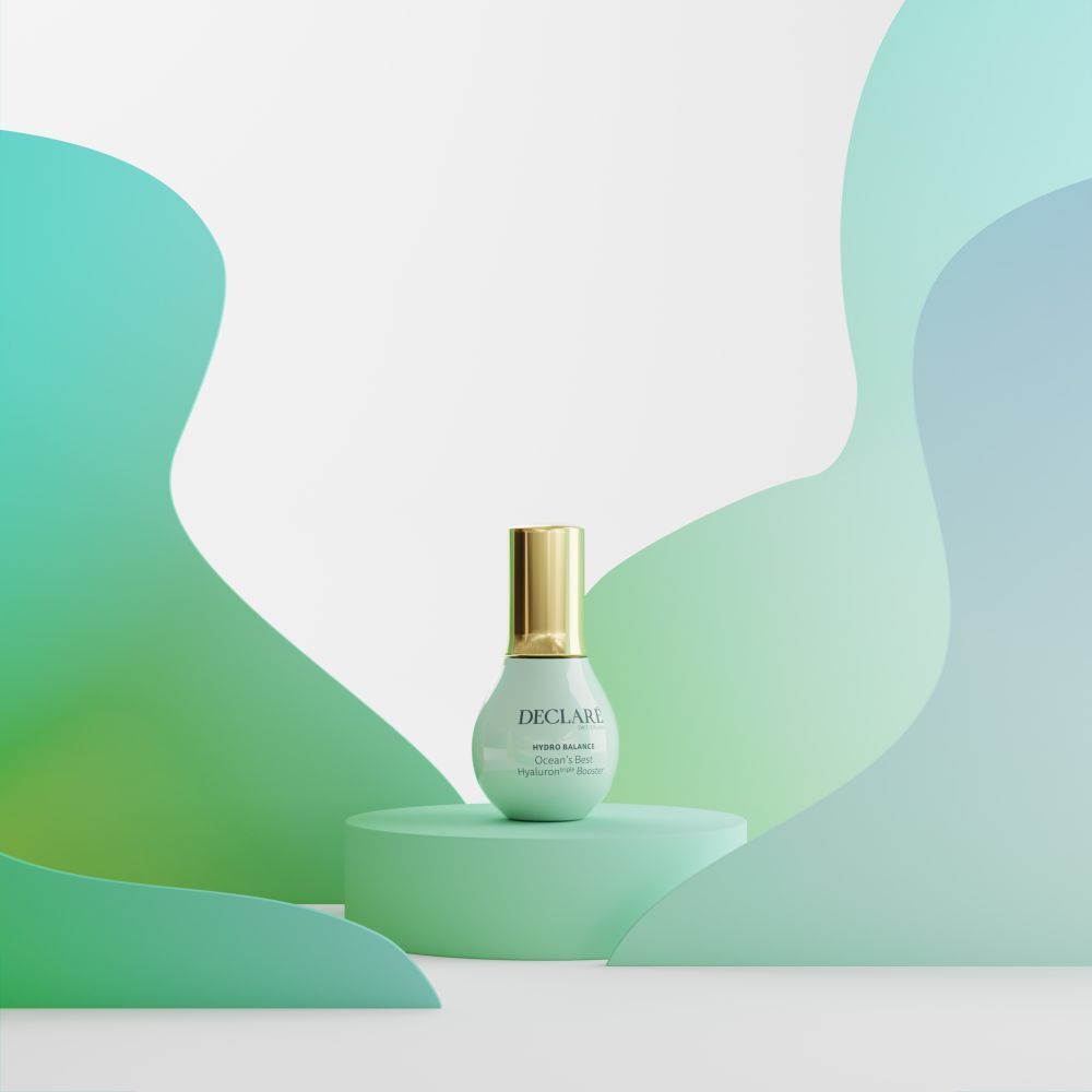 Prodotto su colonna verde menta. Sfondo con forme verdi e blu. Scritta: DECLARÉ, Ocean's Best Hyaluron triple Booster.