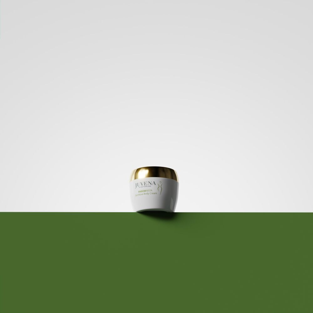 Vasetto di crema bianco con coperchio dorato su sfondo verde. Juvena, Fascionista.