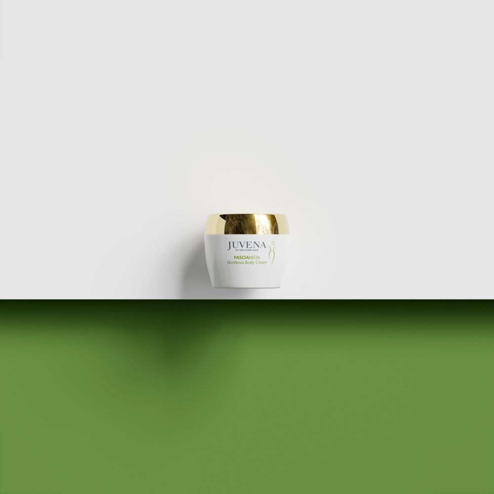 Vasetto di crema bianco con coperchio dorato su sfondo verde. Juvena, Fascionista.