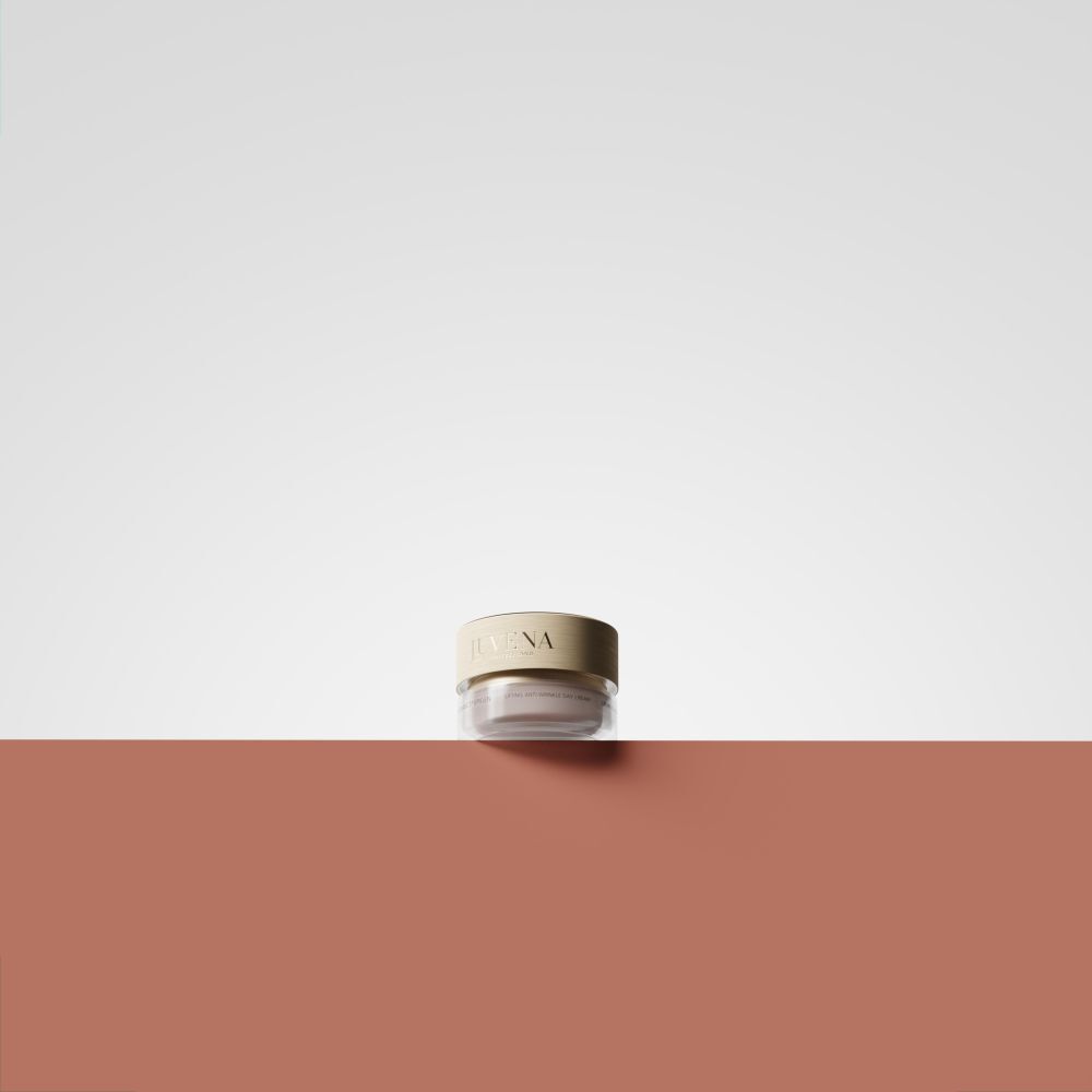 Vasetto piccolo con coperchio dorato. Scritta: JUVENA. Nome prodotto: Juvenance Epigen.