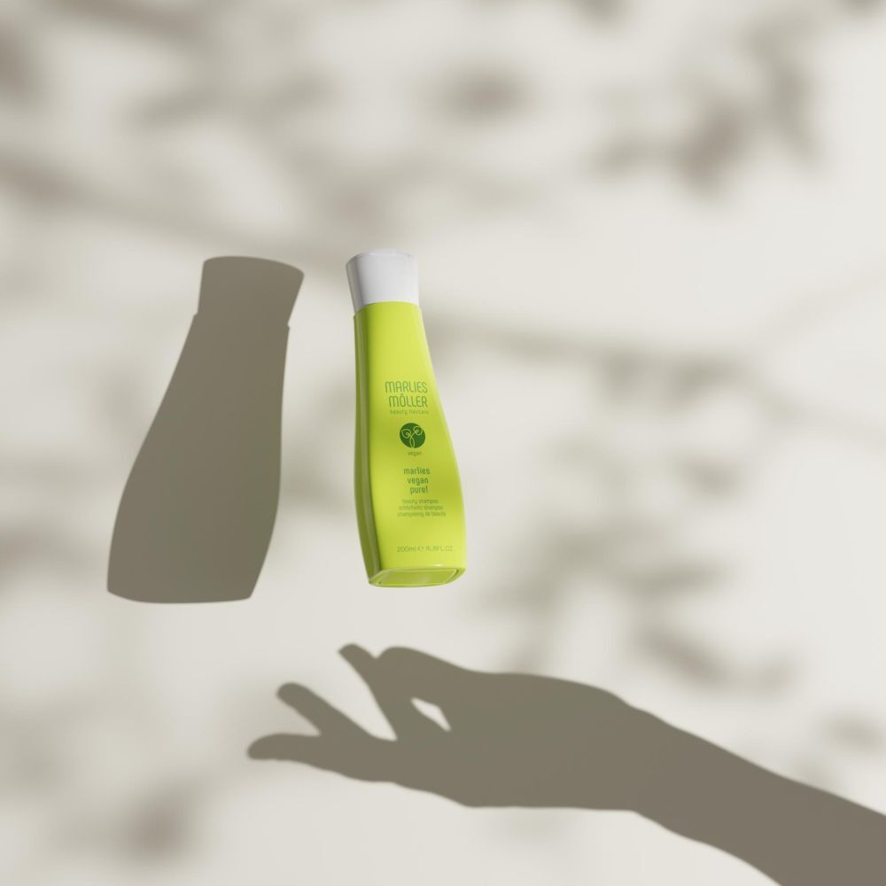 Flacone di shampoo verde e ombra. Scritta: Marlies Möller, Vegan Pure! Shampoo per capelli.