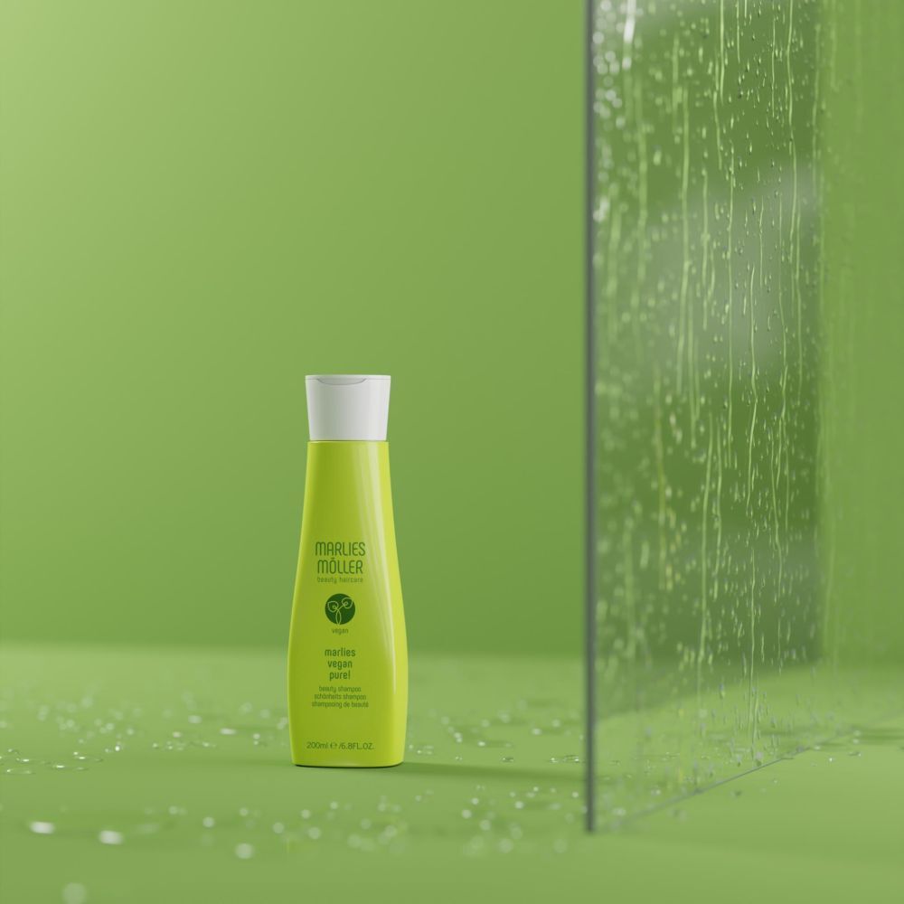 Flacone di shampoo verde su sfondo verde e parete di vetro. Scritta: Marlies Möller, Vegan Pure!
