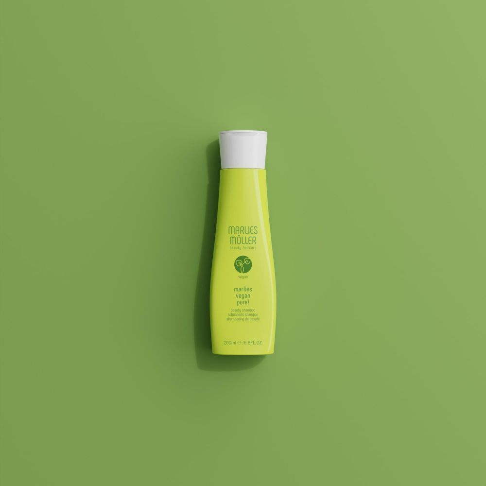Flacone di shampoo verde su sfondo verde. Scritta: Marlies Möller, Vegan Pure! Shampoo per capelli.