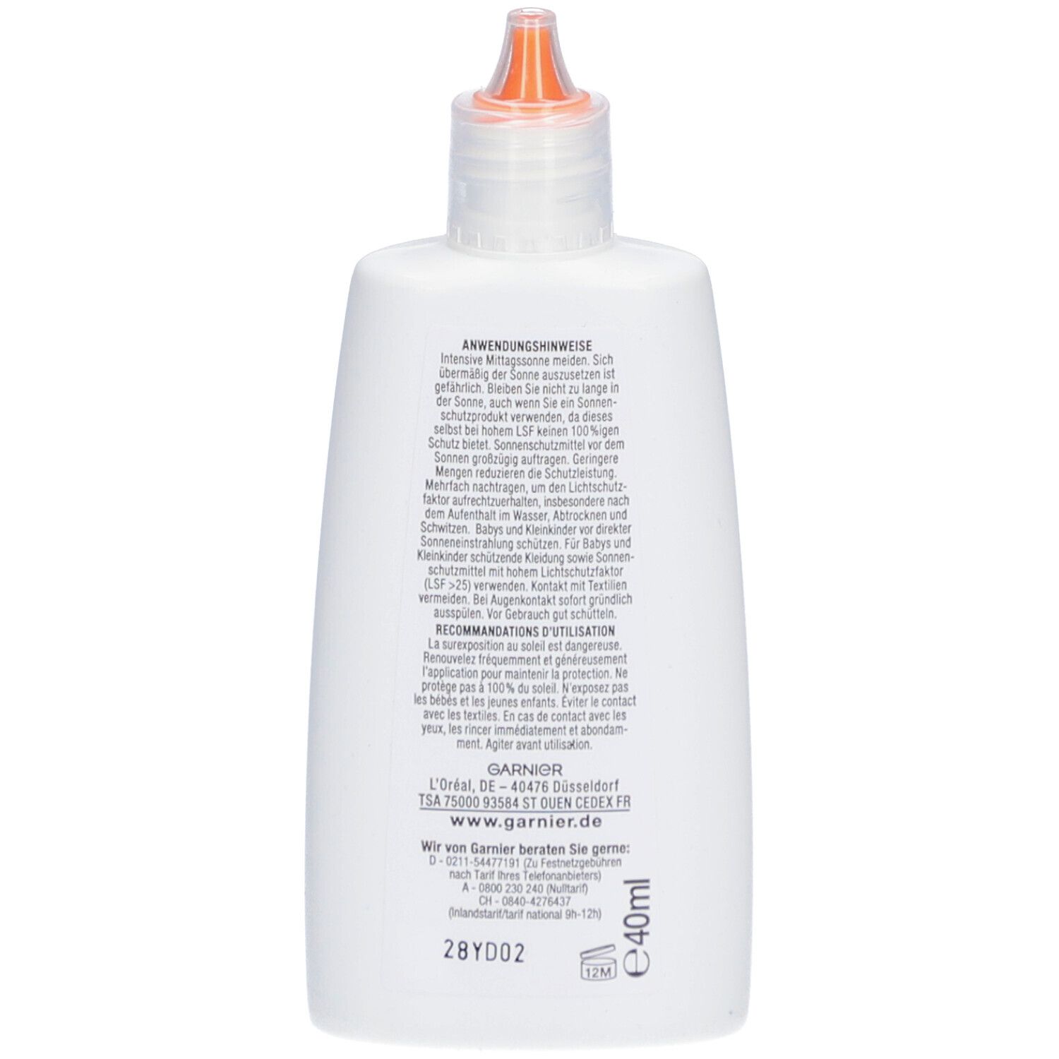 Retro di un flacone bianco Garnier Ambre Solaire. Testo: Istruzioni per l'uso, ingredienti, informazioni produttore.