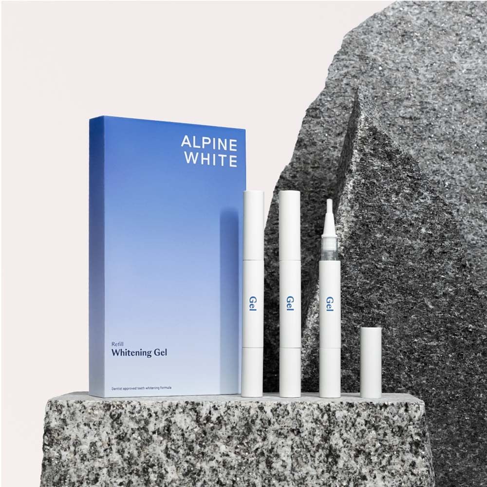 Scatola "ALPINE WHITE" e penne gel. Posizionato su rocce. Penne gel e confezione.
