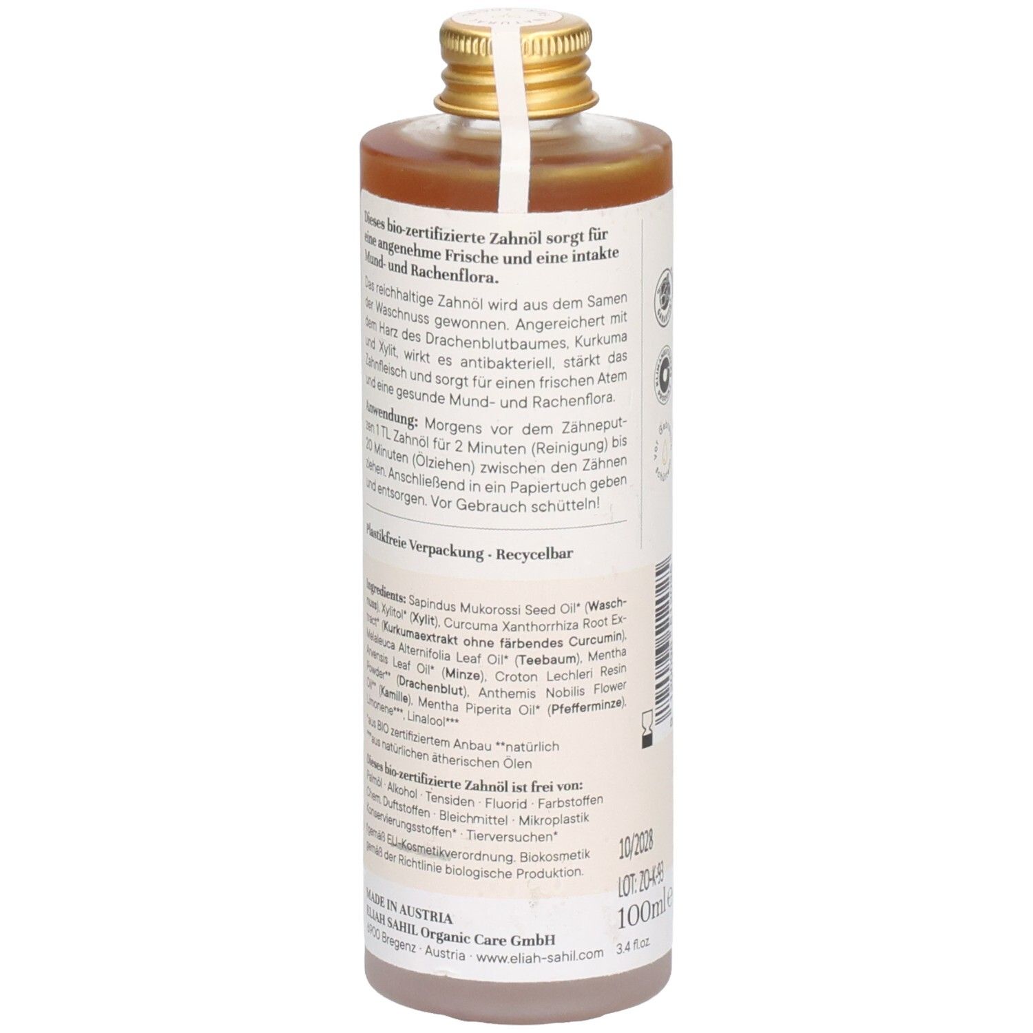 Retro di una bottiglia di liquido marrone. Etichetta con testo sugli ingredienti e l'uso. Tappo dorato.
