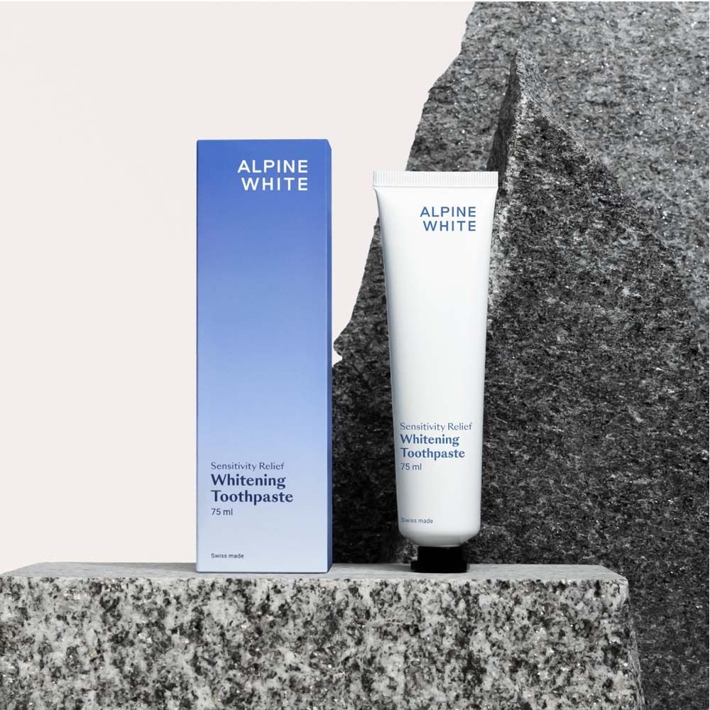 Tubo e scatola di dentifricio. Scritto: ALPINE WHITE, Whitening Toothpaste, Sensitivity Relief, 75 ml.