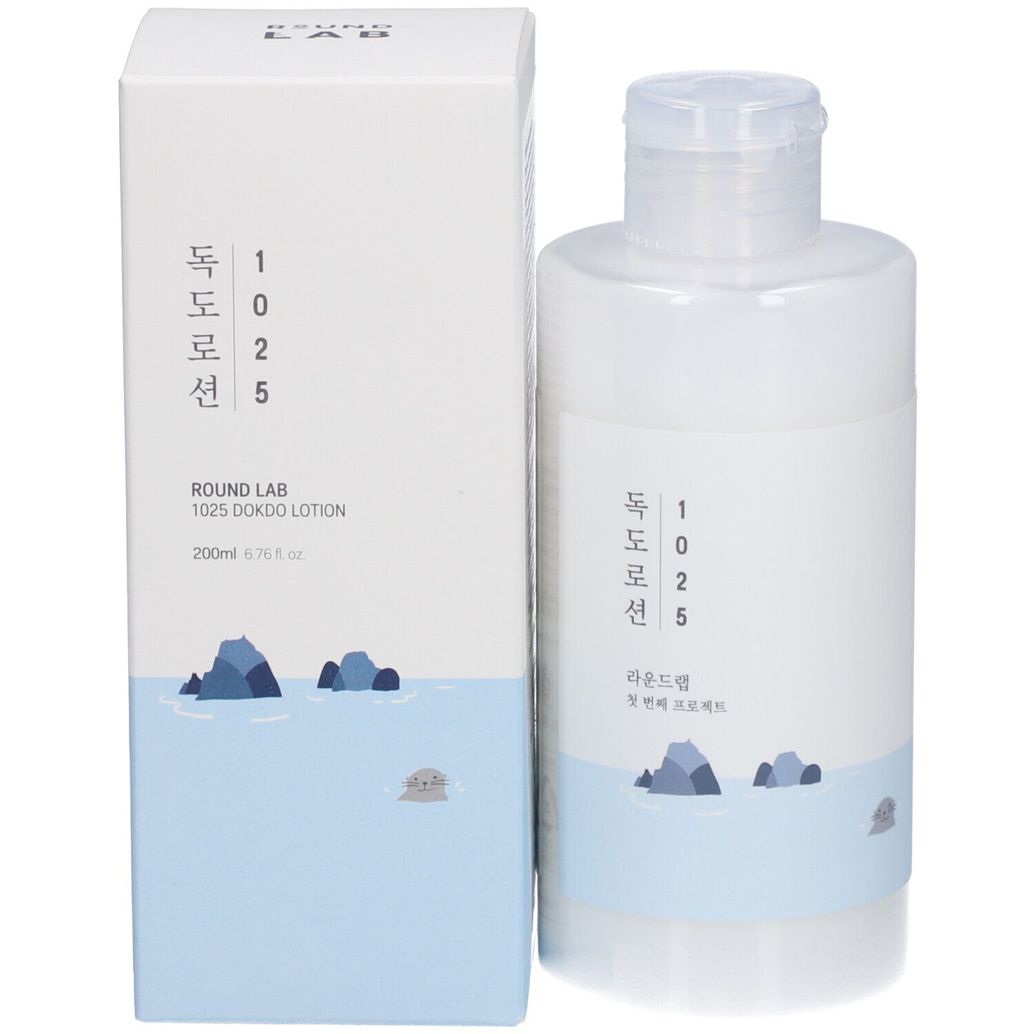 Flacone e scatola di lozione bianchi. Entrambi con fascia blu e illustrazione di rocce. Testo in coreano e inglese.