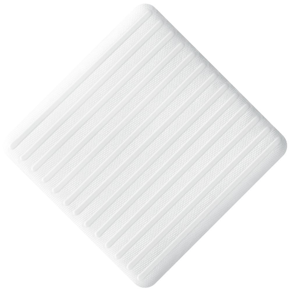 Medicazione quadrata bianca con superficie scanalata.