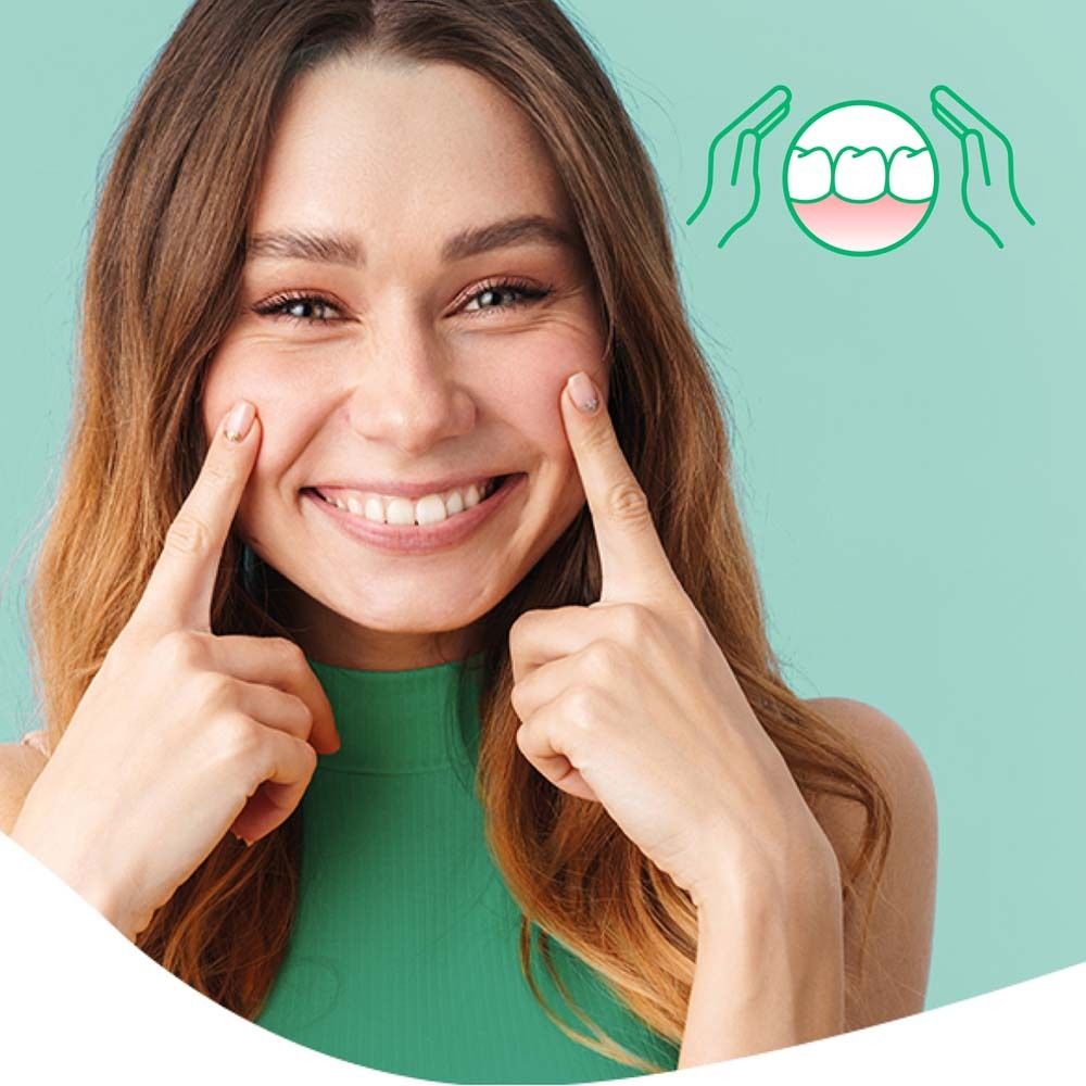 Una donna sorride. Le mani indicano le guance. Logo con denti e mani. Sfondo turchese.