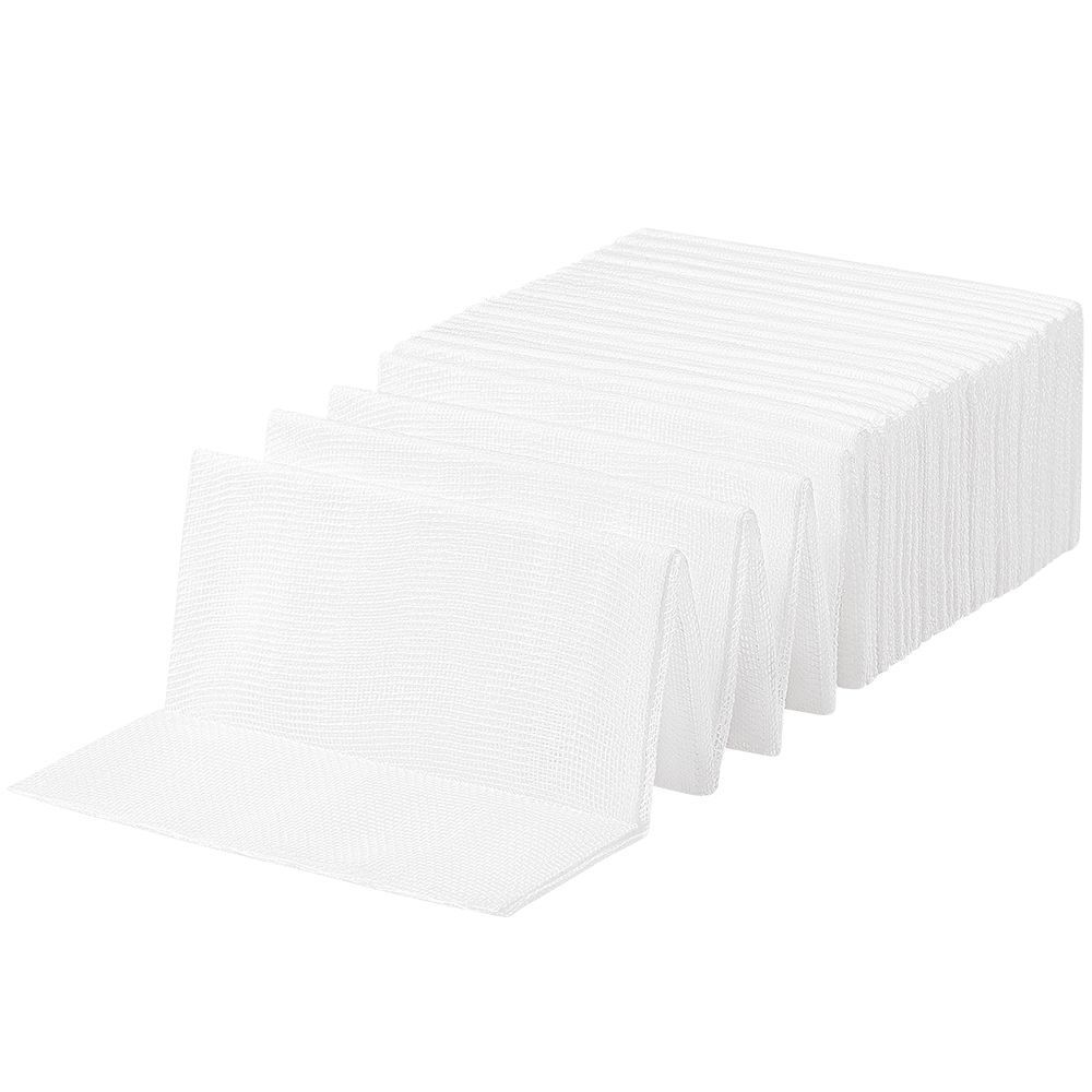 Garze piegate bianche. Bordi a zig-zag. Pila di garze.