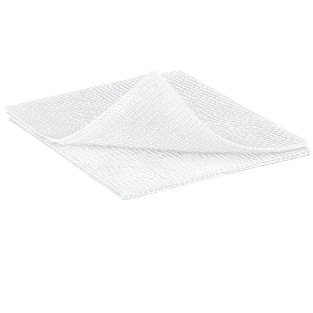 Diverse compresse bianche in garza. Forma quadrata, piegate. Su sfondo bianco.