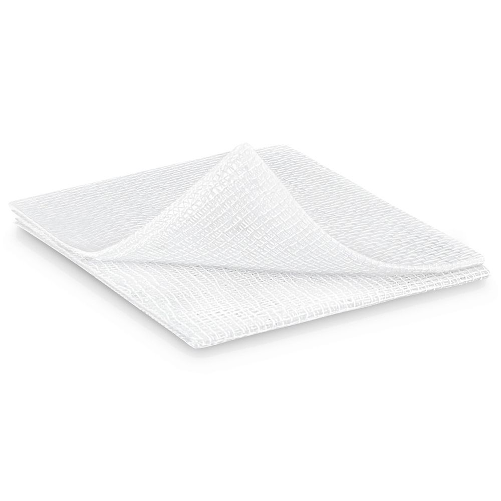 Compressa bianca in garza, piegata. Struttura del materiale visibile. Su sfondo bianco.