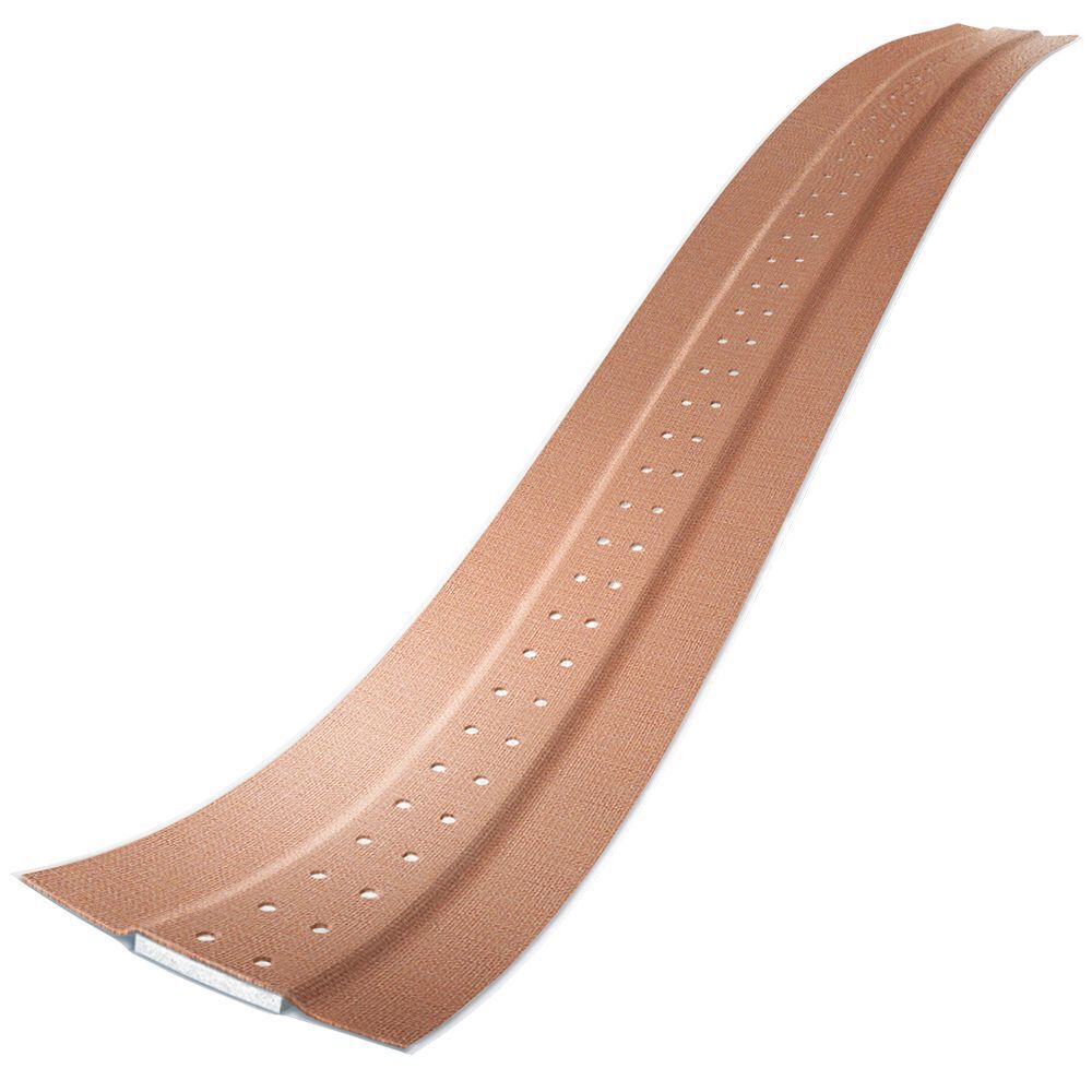 Un singolo cerotto DermaPlast® classic marrone, con perforazioni, a forma curva.