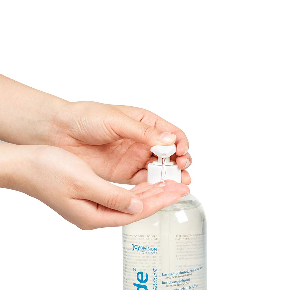 Mani che premono un dosatore bianco. Viene erogato un po' di liquido trasparente.