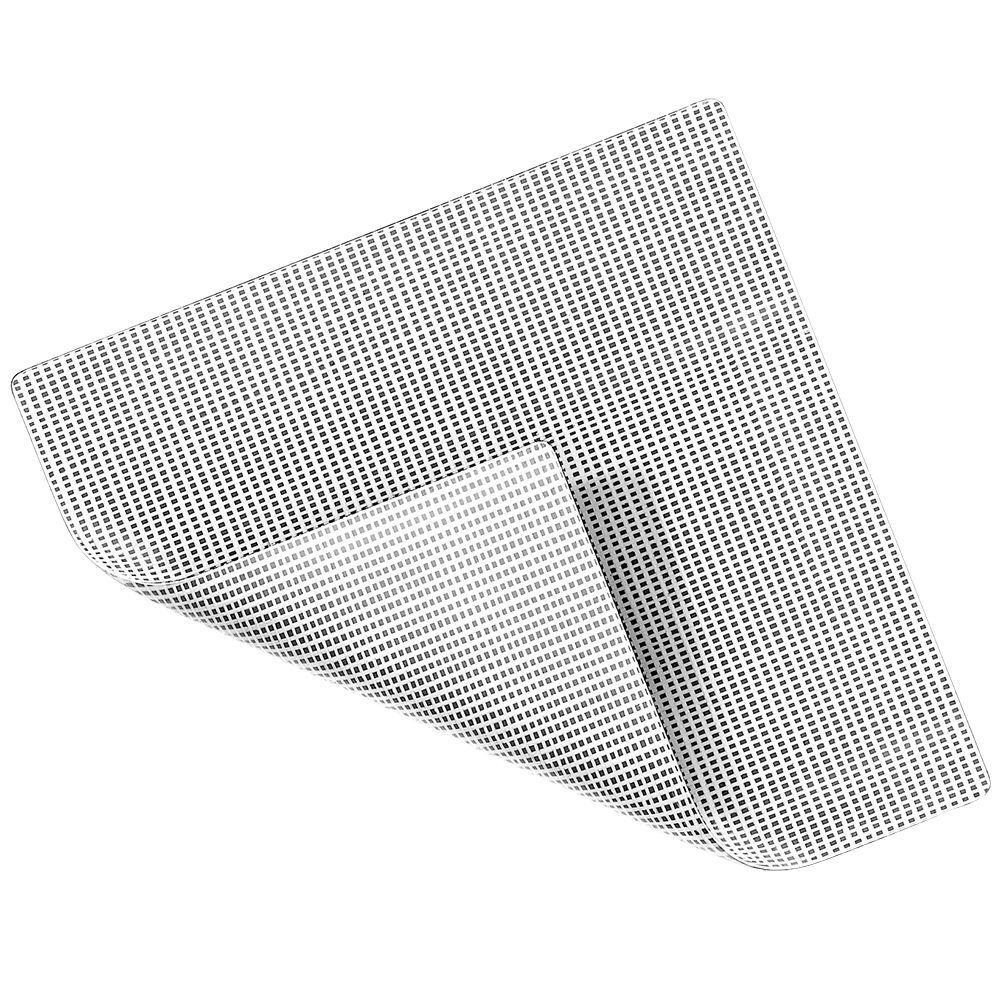 Medicazione grigia, tessuta. Quadrata, angoli arrotondati. Motivo forato. Nome del prodotto non visibile.