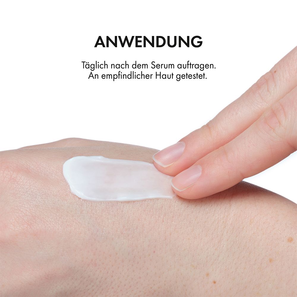 Mano che applica la crema. Testo: Applicare quotidianamente dopo il siero. Testato su pelle sensibile.