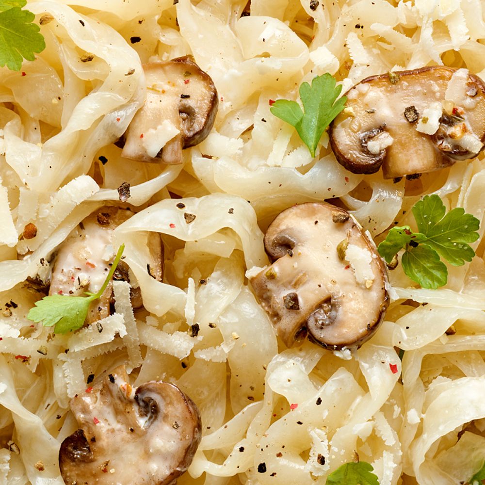 Primo piano di nu3 Fit Konjak-Tagliatelle con funghi e prezzemolo, condito con pepe.