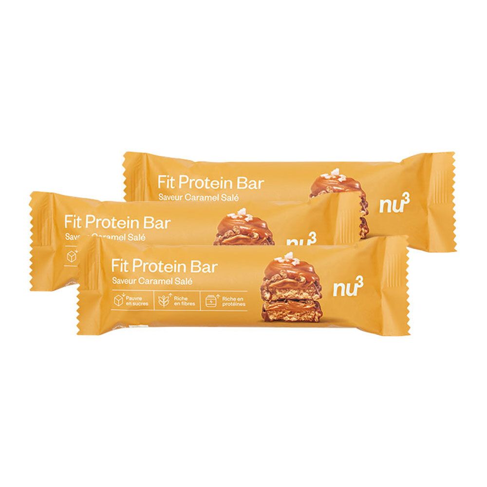 Tre barrette proteiche in confezione dorata. Stampa: Fit Protein Bar, caramello salato, logo nu3.