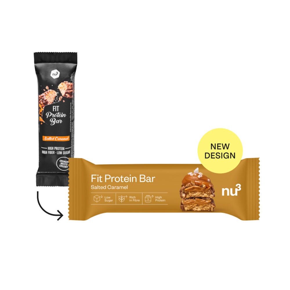 Due barrette proteiche, una in confezione nera, una in oro. Stampa: Fit Protein Bar, caramello salato, logo nu3.