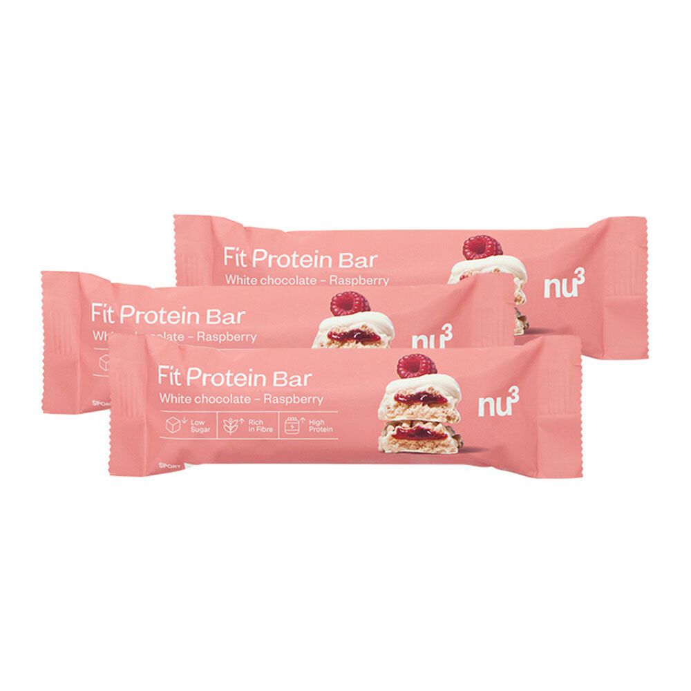 Tre confezioni rosa di barrette proteiche con nome del prodotto e decorazione al lampone. Marchio: nu3.