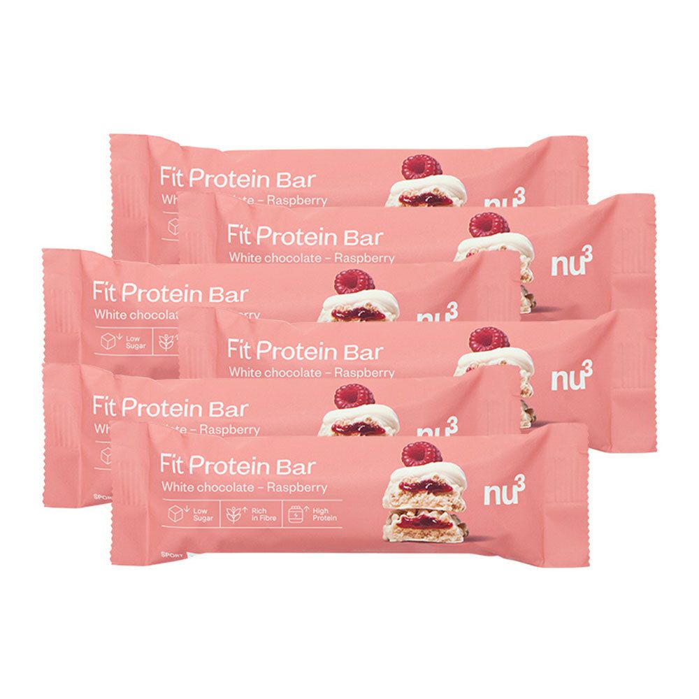 Diverse barrette proteiche in confezione rosa. Scritta: Fit Protein Bar White Chocolate Raspberry. Sopra: lampone e crema.
