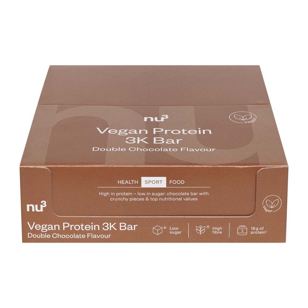 Confezione di cartone marrone con nu3 Vegan Protein 3K Bar Double Chocolate. Scritta: Health, Sport, Food. Sigillo vegano.