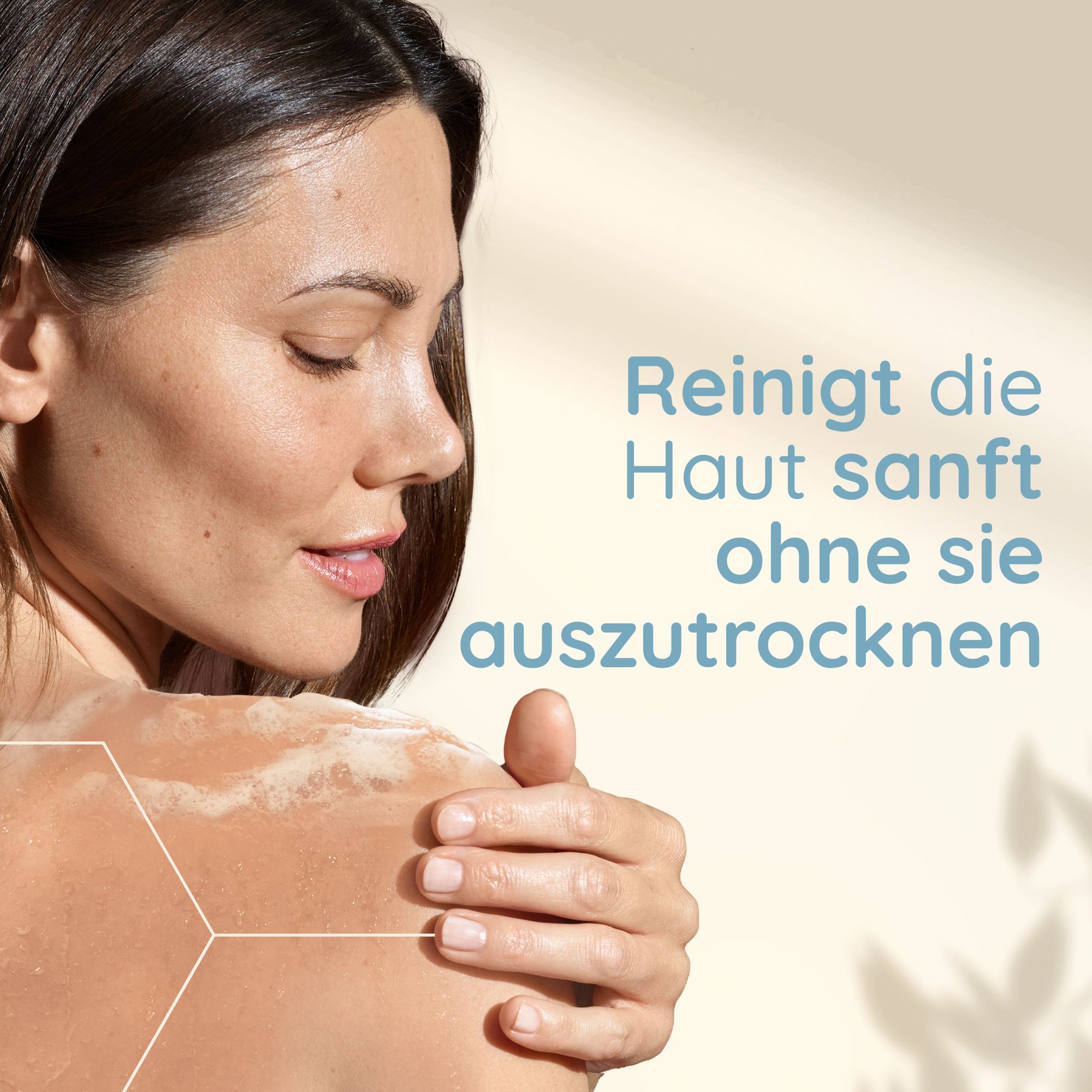 Donna applica uno scrub sulla spalla.