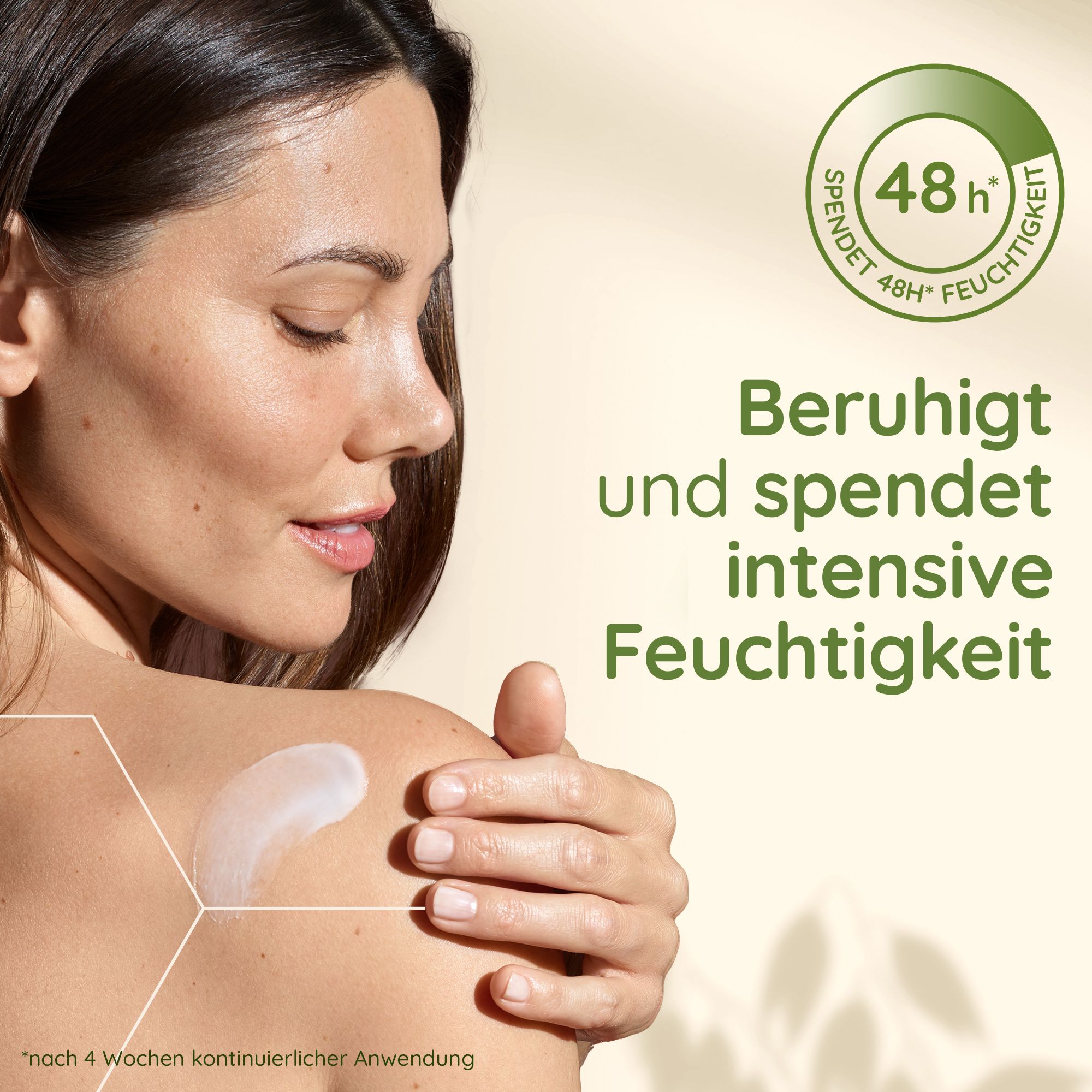 Donna con crema sulla spalla, idratazione 48h.