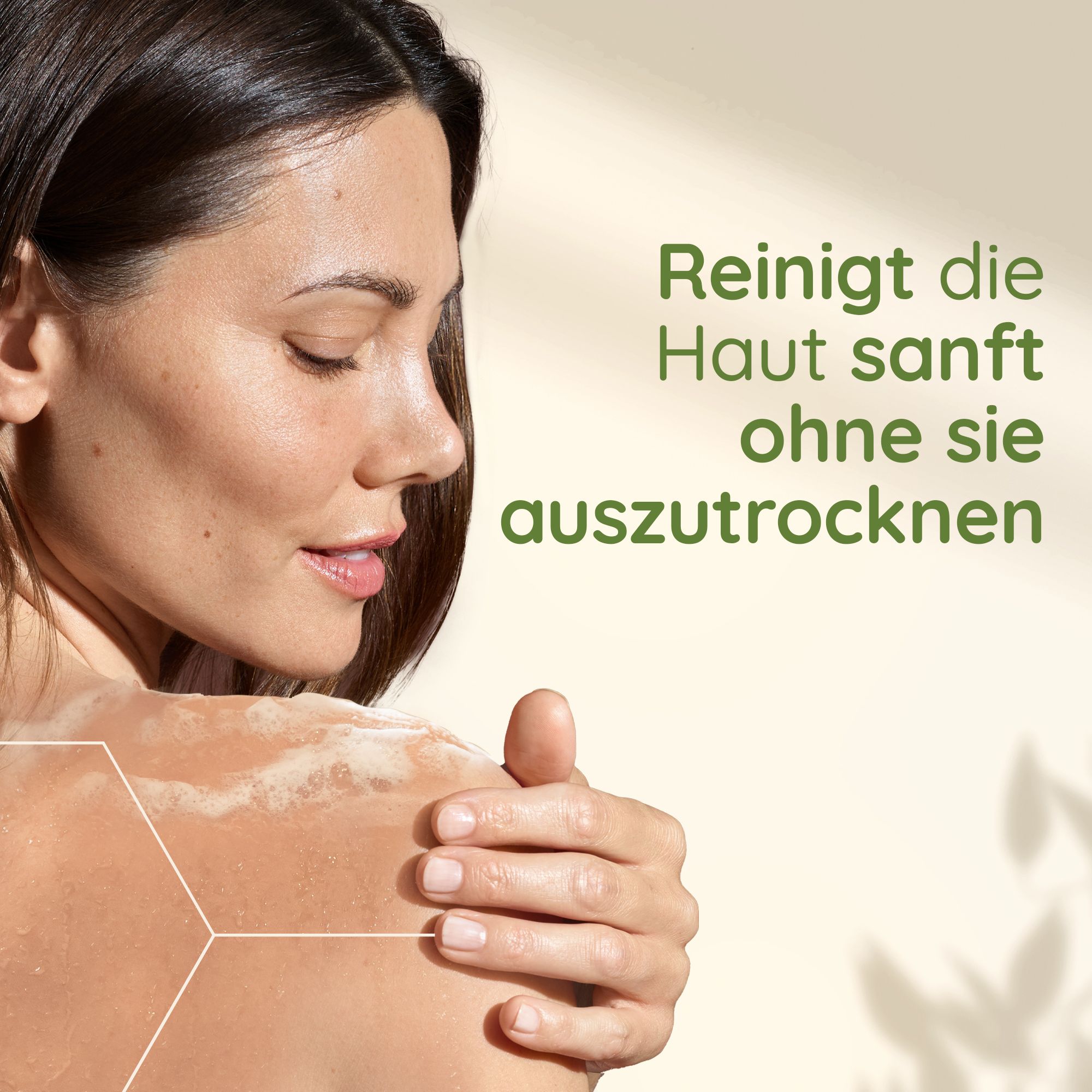 Donna applica scrub corpo sulla spalla.