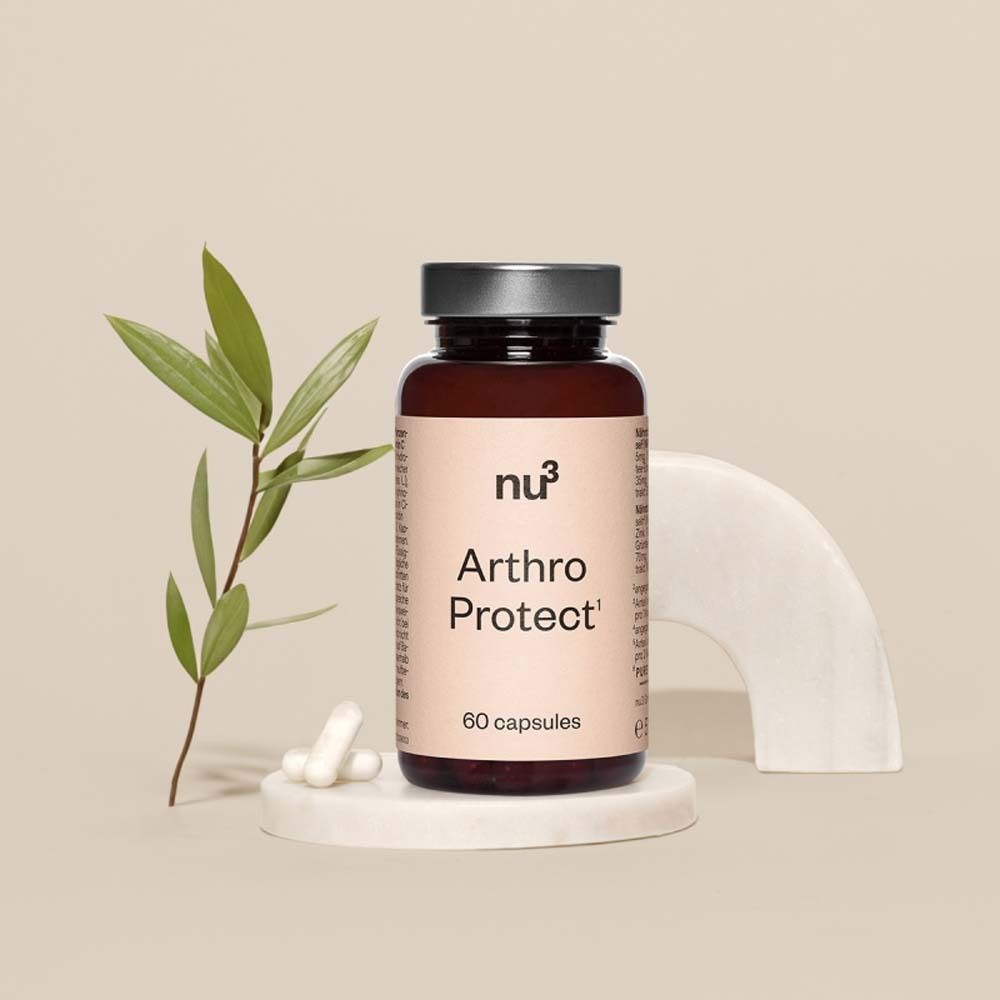 Flacone marrone con etichetta. Scritta: nu3 Arthro Protect, 60 capsule. Accanto: capsule bianche e oggetto bianco.