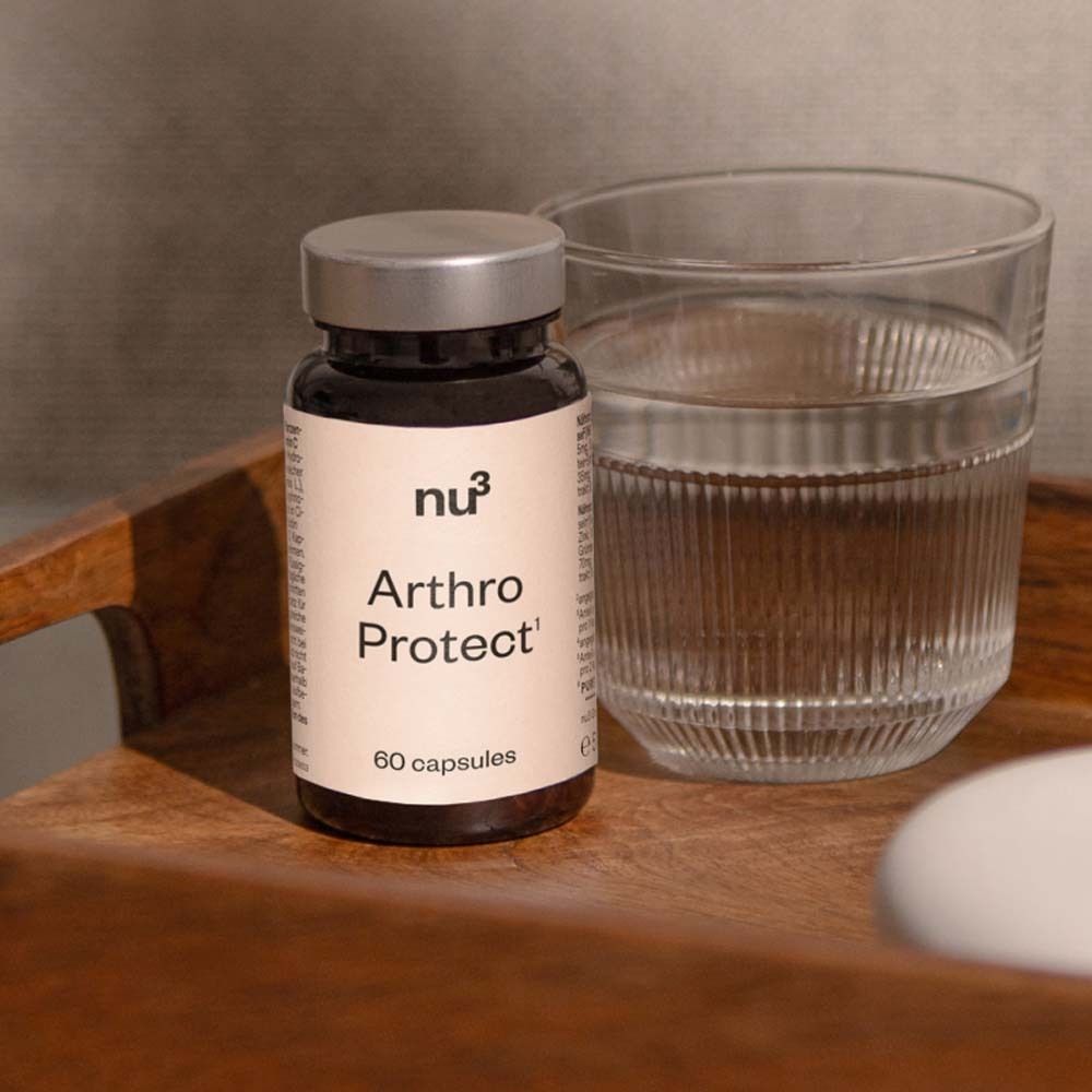Flacone marrone con etichetta. Scritta: nu3 Arthro Protect, 60 capsule. Accanto: bicchiere d'acqua.
