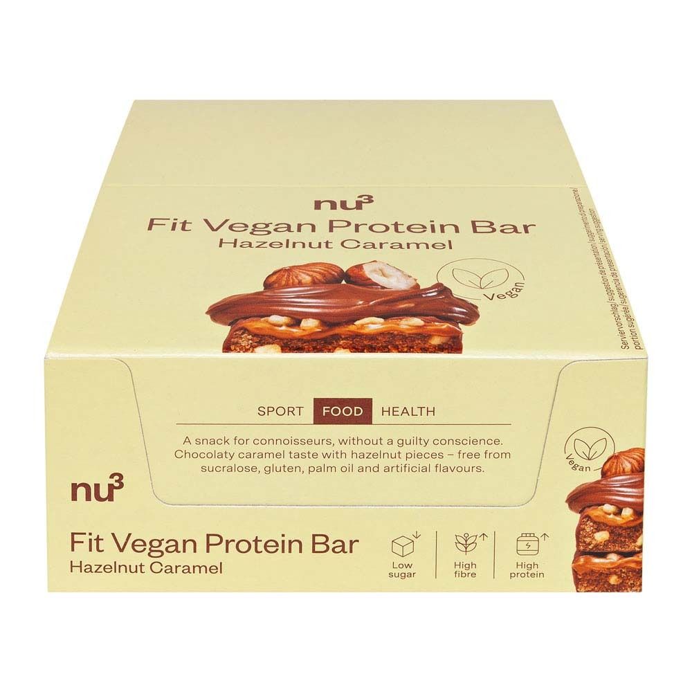 Scatola di nu3 Fit Vegan Protein Bar Hazelnut-Caramel. Scritto: nu3, Fit Vegan Protein Bar Hazelnut-Caramel. Immagine: barretta con noci.