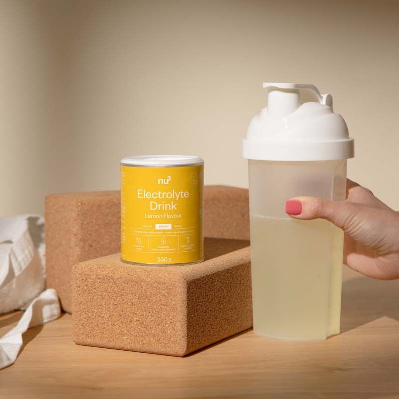 Lattina Nu3 Elektrolyte Drink accanto a uno shaker con bevanda.