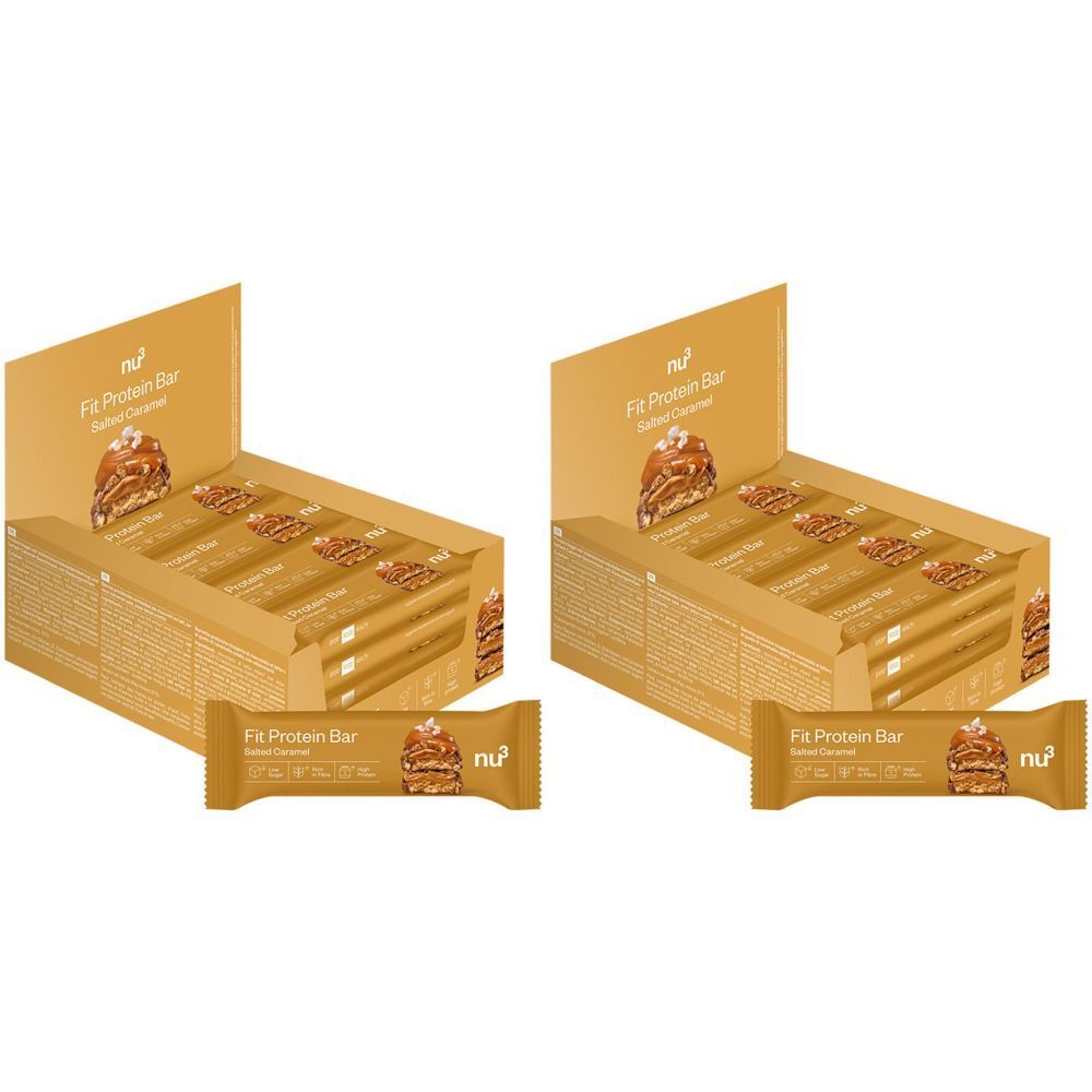 Due scatole di nu3 Fit Protein Bar Salted Caramel. Scatole aperte con barrette proteiche. Una barretta davanti a una scatola.