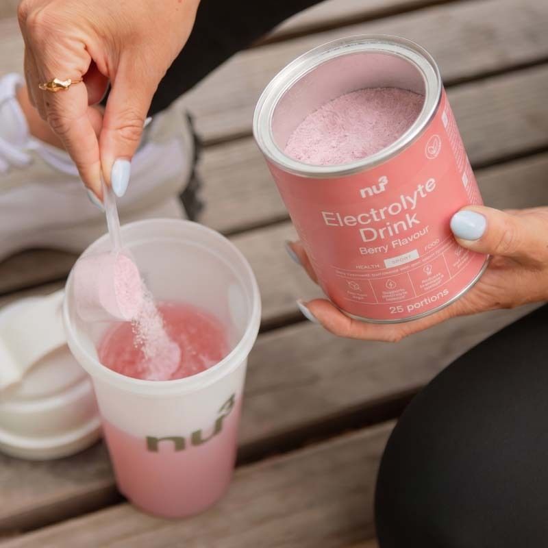 Preparazione del nu3 Elektrolyte Drink Berry: polvere versata in un bicchiere.