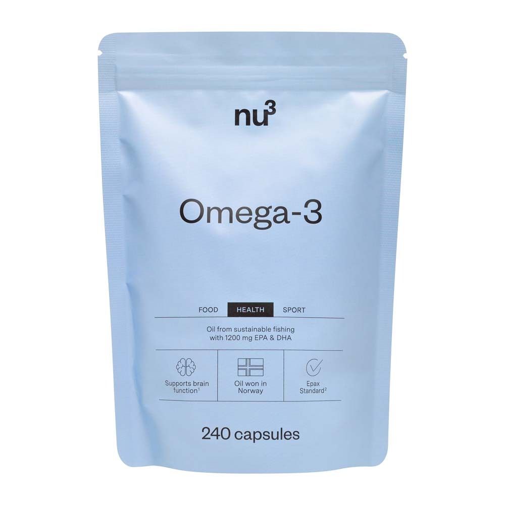 Confezione a sacchetto azzurro con "nu3" e "Omega-3". Contiene 240 capsule. Testo: Food, Health, Sport.