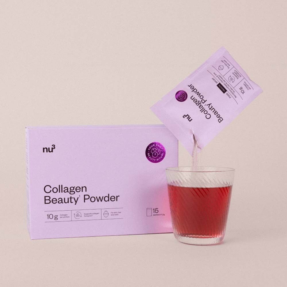 Confezione e bustina rosa con Collagen Beauty' Powder. La polvere viene versata in un bicchiere.