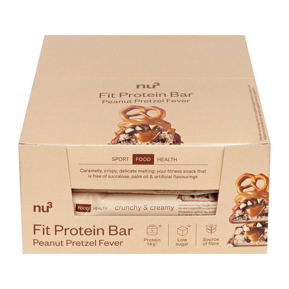 Scatola di cartone con barrette proteiche. Scritta: nu3 Fit Protein Bar Peanut Pretzel Fever. Logo, valori nutrizionali, pretzel.