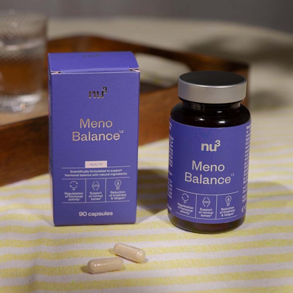 Flacone e scatola con capsule su un tavolo. Marca: nu3 Meno Balance. Confezione viola.