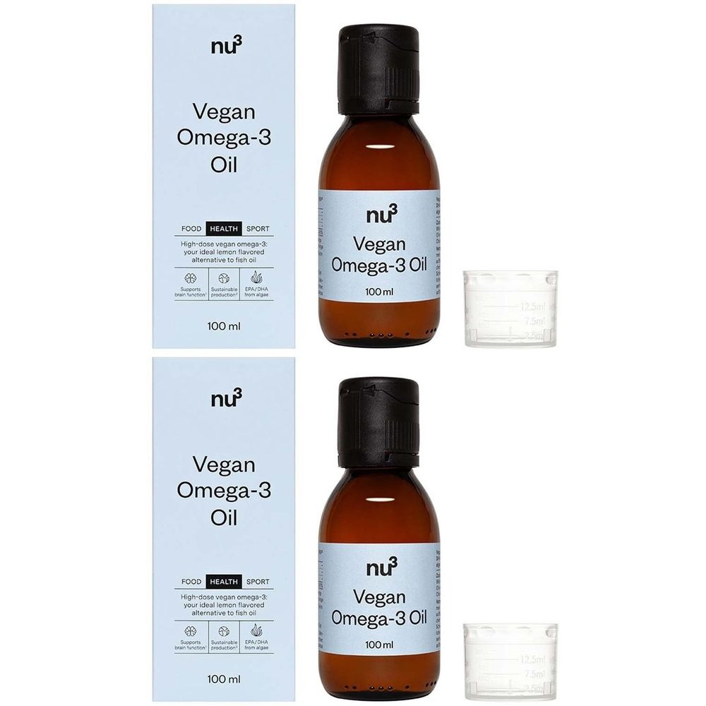 Due bottiglie e due scatole di nu3 Vegan Omega-3 Oil. Bottiglie marroni con tappo nero, etichetta bianca. Scatole bianche con informazioni sul prodotto.