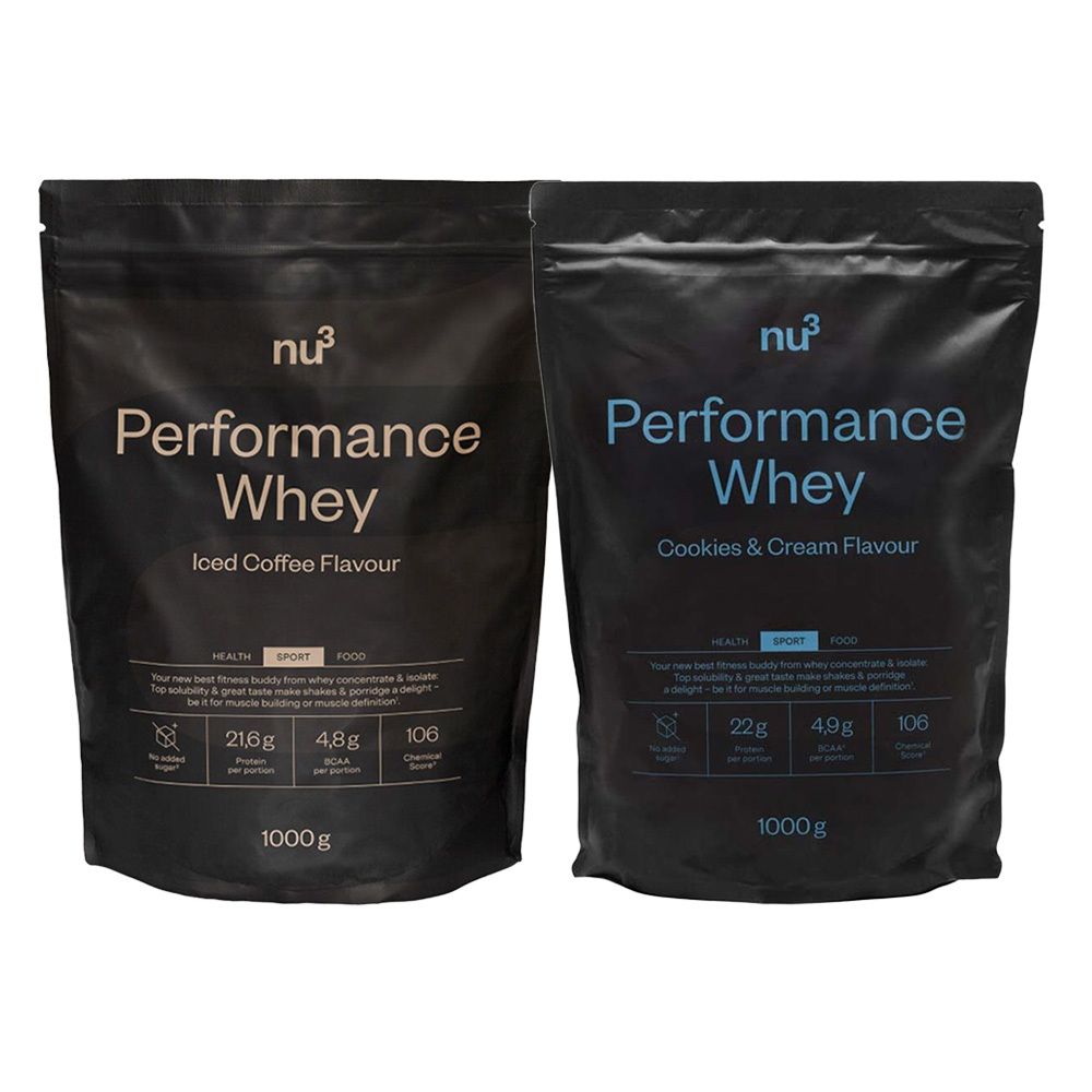 Due sacchetti di nu3 Performance Whey. A sinistra: Iced Coffee, a destra: Cookies & Cream. Entrambi con informazioni nutrizionali e 1000g.