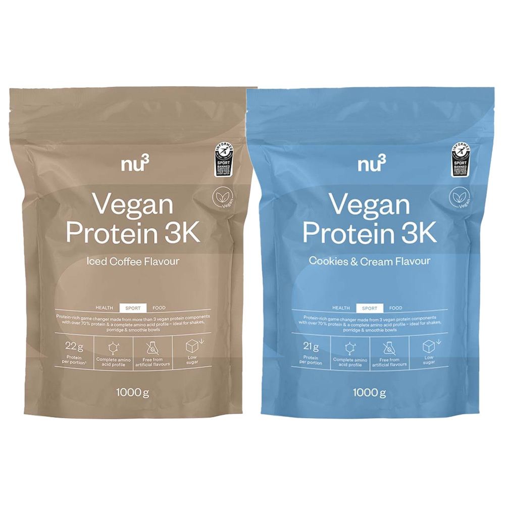 Due sacchetti di Vegan Protein 3K. A sinistra: Iced Coffee, marrone. A destra: Cookies & Cream, blu. Con logo, testo e sigilli.